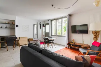 Télévision ou salle de divertissement dans l'établissement Bright and Airy 1BD Apartment Quartier de la Gare