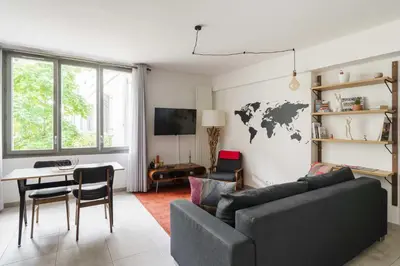 Télévision ou salle de divertissement dans l'établissement Bright and Airy 1BD Apartment Quartier de la Gare