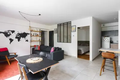 Cuisine ou kitchenette dans l'établissement Bright and Airy 1BD Apartment Quartier de la Gare