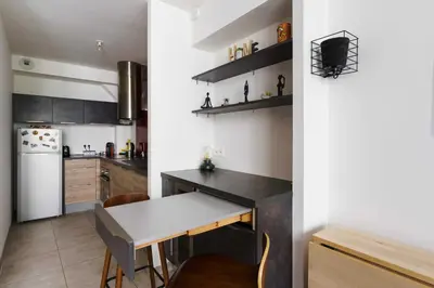 Cuisine ou kitchenette dans l'établissement Bright and Airy 1BD Apartment Quartier de la Gare