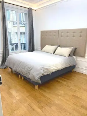 Un ou plusieurs lits dans un hébergement de l'établissement Appartement devant la Tour Eiffel et Seine