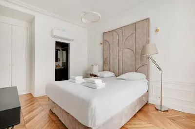 Un ou plusieurs lits dans un hébergement de l'établissement Dazzling flat - 3BD8P - Arc de Triomphe
