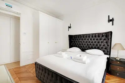 Un ou plusieurs lits dans un hébergement de l'établissement Dazzling flat - 3BD8P - Arc de Triomphe