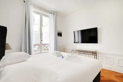 Télévision ou salle de divertissement dans l'établissement Dazzling flat - 3BD8P - Arc de Triomphe