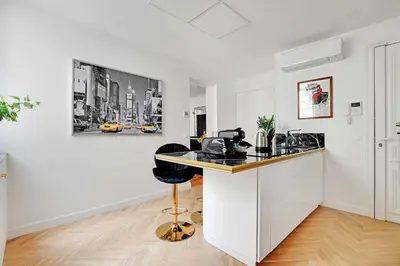 Cuisine ou kitchenette dans l'établissement Dazzling flat - 3BD8P - Arc de Triomphe