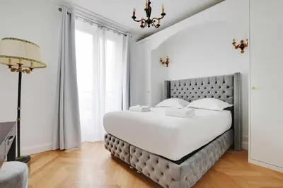 Un ou plusieurs lits dans un hébergement de l'établissement Luxurious flat - 4BD8P - Arc de Triomphe