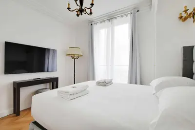 Un ou plusieurs lits dans un hébergement de l'établissement Luxurious flat - 4BD8P - Arc de Triomphe