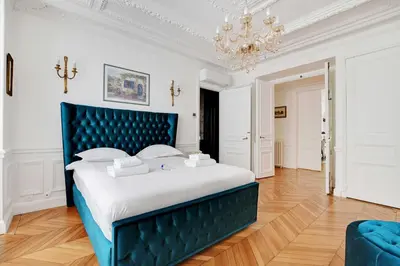 Un ou plusieurs lits dans un hébergement de l'établissement Luxurious flat - 4BD8P - Arc de Triomphe