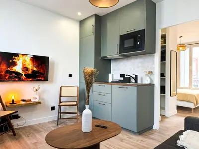 Cuisine ou kitchenette dans l'établissement Celine 25 Appartement Bien Équipé dans un Quartier Prisé