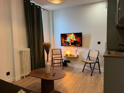 Télévision ou salle de divertissement dans l'établissement Celine 25 Appartement Bien Équipé dans un Quartier Prisé