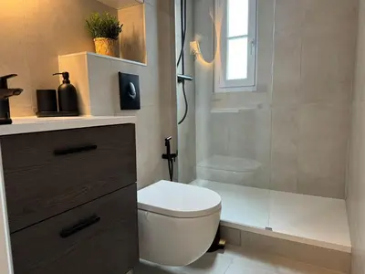 Salle de bains dans l'établissement Celine 25 Appartement Bien Équipé dans un Quartier Prisé