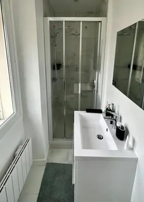 Salle de bains dans l'établissement Celine 3 La perle Bleue - appartement cosy à La Défense