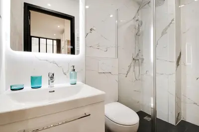 Salle de bains dans l'établissement Elegant Appartement neuf 2 BDR 6P - Republique