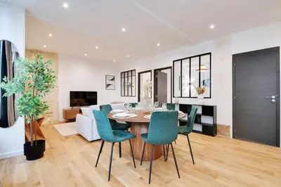 Télévision ou salle de divertissement dans l'établissement Elegant Appartement neuf 2 BDR 6P - Republique