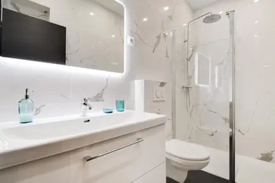 Salle de bains dans l'établissement Elegant Appartement neuf 2 BDR 6P - Republique