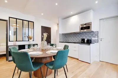 Cuisine ou kitchenette dans l'établissement Elegant Appartement neuf 2 BDR 6P - Republique
