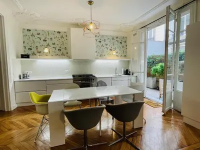Cuisine ou kitchenette dans l'établissement Comme une maison à deux pas de l'Arc de Triomphe
