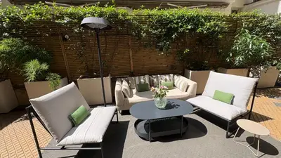 Coin salon dans l'établissement Comme une maison à deux pas de l'Arc de Triomphe