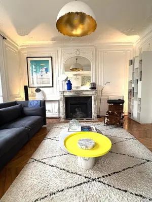 Coin salon dans l'établissement Comme une maison à deux pas de l'Arc de Triomphe
