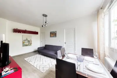 Télévision ou salle de divertissement dans l'établissement L'incontournable de Paris la Défense