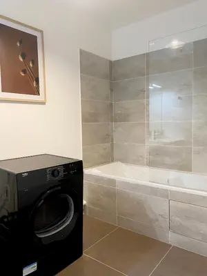 Salle de bains dans l'établissement 3 pièces tout neuf de haut standing à 10mn de Paris avec terrasse vue Sacré Coeur