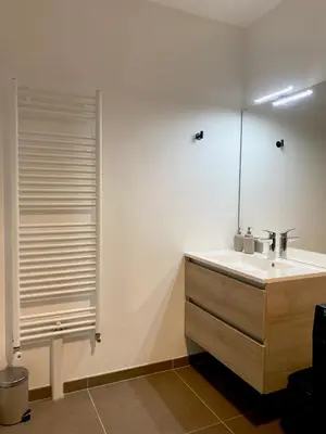 Salle de bains dans l'établissement 3 pièces tout neuf de haut standing à 10mn de Paris avec terrasse vue Sacré Coeur