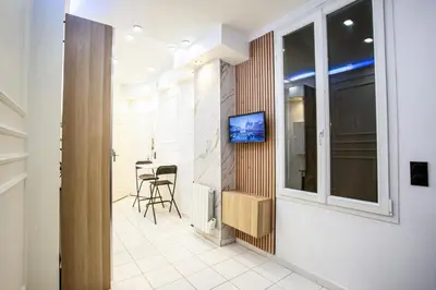 Télévision ou salle de divertissement dans l'établissement Appartement Royal carré d'or de Paris 17 eme