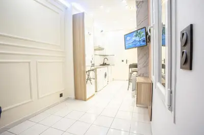 Télévision ou salle de divertissement dans l'établissement Appartement Royal carré d'or de Paris 17 eme