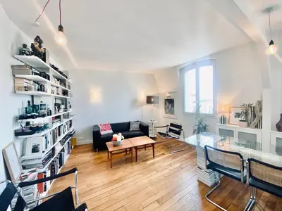 Coin salon dans l'établissement 3 pièces lumineux paris Montmartre