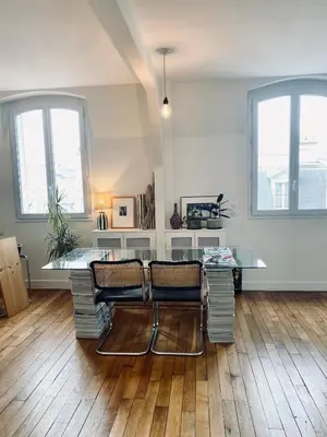 Coin salon dans l'établissement 3 pièces lumineux paris Montmartre