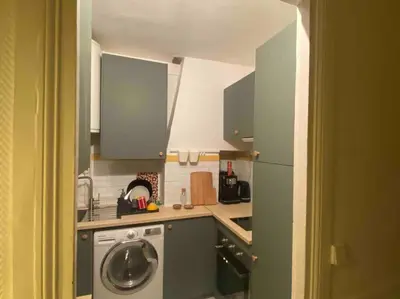 Cuisine ou kitchenette dans l'établissement Nice and cosy apartment Ménilmontant