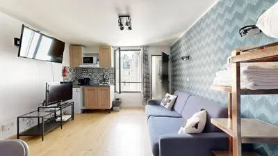 Télévision ou salle de divertissement dans l'établissement Bluestay 11 - Charmant Studio au Cœur de Paris