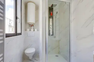 Salle de bains dans l'établissement Bluestay 11 - Charmant Studio au Cœur de Paris
