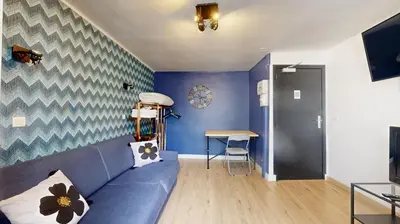 Télévision ou salle de divertissement dans l'établissement Bluestay 11 - Charmant Studio au Cœur de Paris