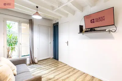 Télévision ou salle de divertissement dans l'établissement GuestReady - Central Apt in Paris