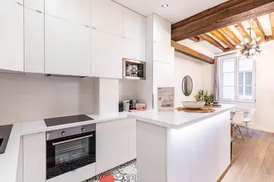 Cuisine ou kitchenette dans l'établissement GuestReady - Appartement élégant au coeur de Paris