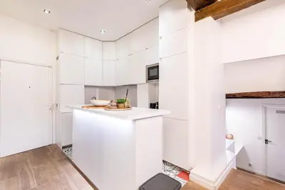 Cuisine ou kitchenette dans l'établissement GuestReady - Appartement élégant au coeur de Paris