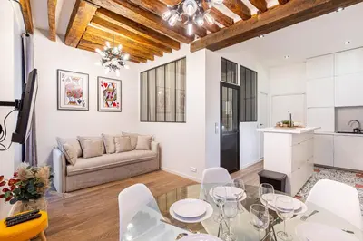 Cuisine ou kitchenette dans l'établissement GuestReady - Appartement élégant au coeur de Paris