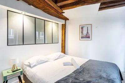 Un ou plusieurs lits dans un hébergement de l'établissement GuestReady - Appartement élégant au coeur de Paris