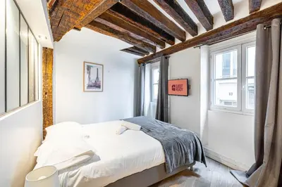 Un ou plusieurs lits dans un hébergement de l'établissement GuestReady - Appartement élégant au coeur de Paris