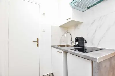 Cuisine ou kitchenette dans l'établissement Cosy studio - 2P - Voltaire
