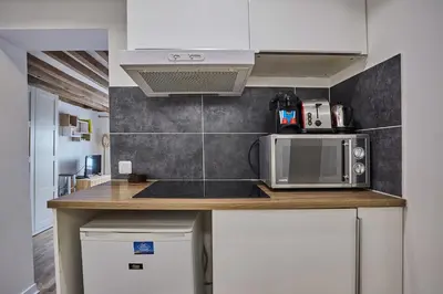 Cuisine ou kitchenette dans l'établissement Charming Apartment Center of Paris By Studio Prestige
