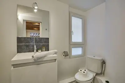 Salle de bains dans l'établissement Charming Apartment Center of Paris By Studio Prestige