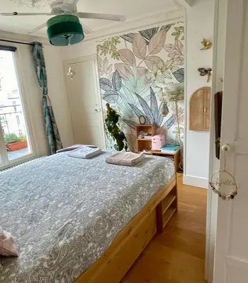 Un ou plusieurs lits dans un hébergement de l'établissement Grand appartement familial Parisien, avec balcon et parking