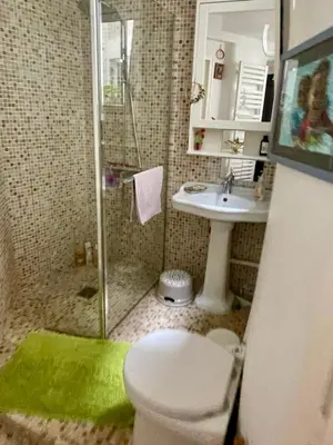 Salle de bains dans l'établissement Grand appartement familial Parisien, avec balcon et parking