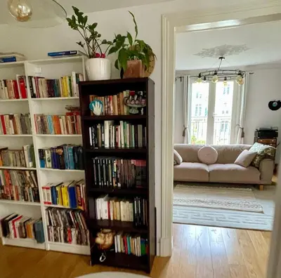 Bibliothèque dans l'appartement