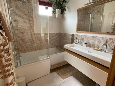 Salle de bains dans l'établissement Grand appartement familial Parisien, avec balcon et parking
