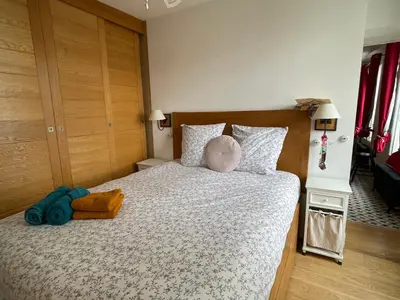 Un ou plusieurs lits dans un hébergement de l'établissement Grand appartement familial Parisien, avec balcon et parking