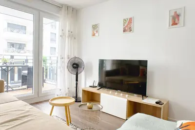 Télévision ou salle de divertissement dans l'établissement Appartement Elégant