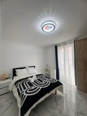 Un ou plusieurs lits dans un hébergement de l'établissement Excellent Appartement Rénové au Cœur de la Capitale